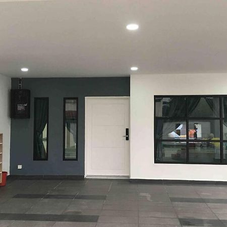 הוילה ג'והור בהרו 22Pax :Taman Pelangi Party House Nearby Midvelly מראה חיצוני תמונה