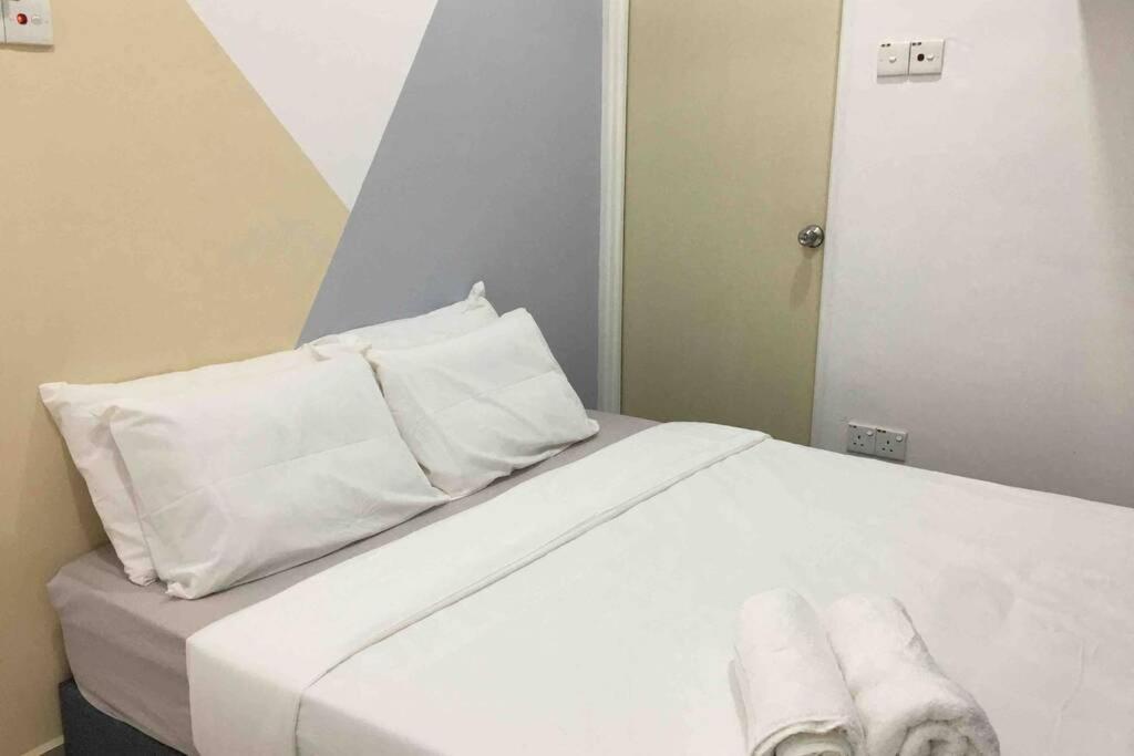 הוילה ג'והור בהרו 22Pax :Taman Pelangi Party House Nearby Midvelly מראה חיצוני תמונה