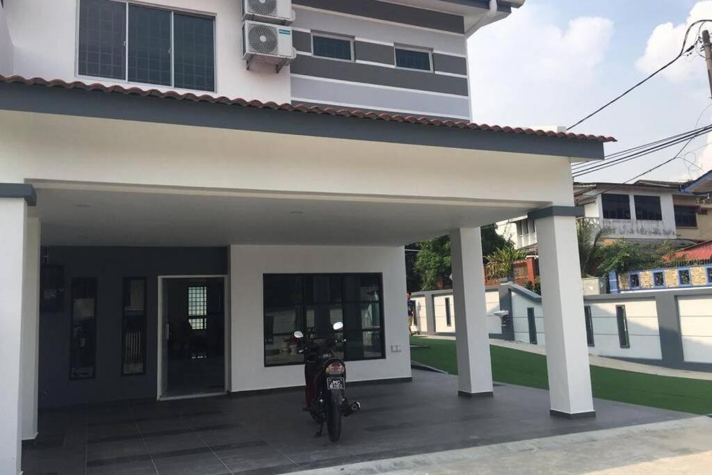 הוילה ג'והור בהרו 22Pax :Taman Pelangi Party House Nearby Midvelly מראה חיצוני תמונה