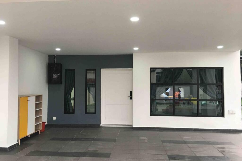 הוילה ג'והור בהרו 22Pax :Taman Pelangi Party House Nearby Midvelly מראה חיצוני תמונה