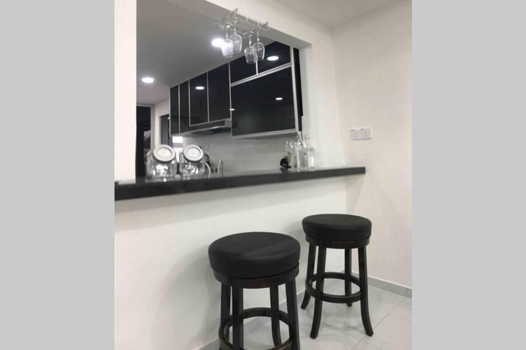 הוילה ג'והור בהרו 22Pax :Taman Pelangi Party House Nearby Midvelly מראה חיצוני תמונה