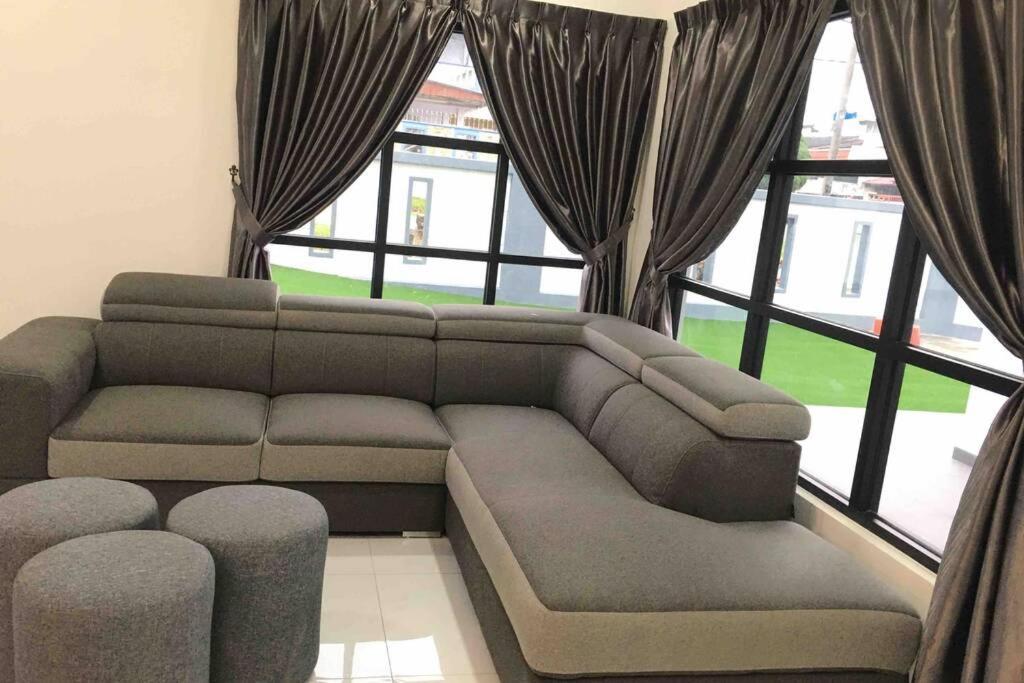 הוילה ג'והור בהרו 22Pax :Taman Pelangi Party House Nearby Midvelly מראה חיצוני תמונה