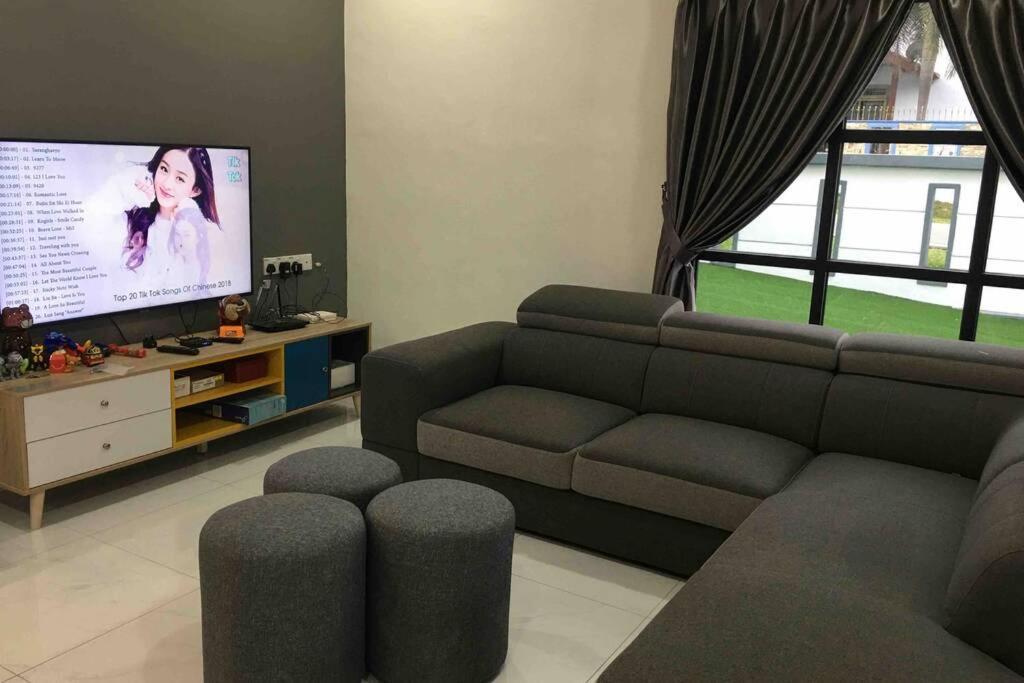 הוילה ג'והור בהרו 22Pax :Taman Pelangi Party House Nearby Midvelly מראה חיצוני תמונה